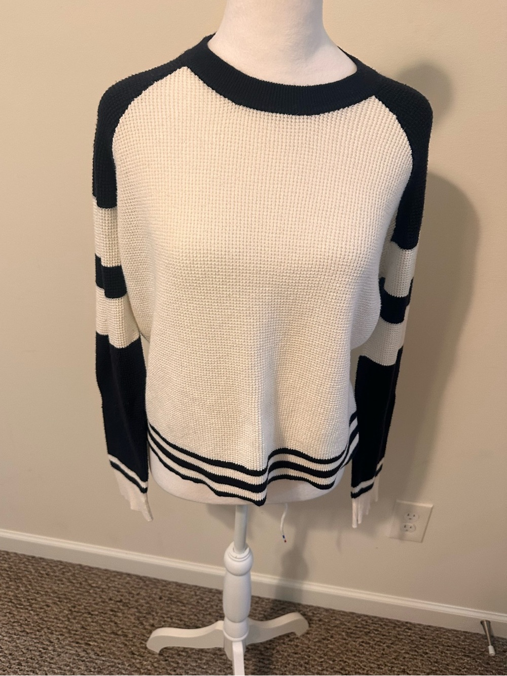 Faherty Cotton and Cashmere Waffle Knit a navy and White Sweater Size Medium